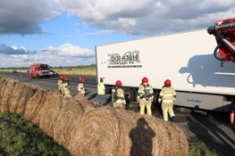 Vrachtauto in de problemen geraakt op snelweg bij Blaricum, brandweer ter plaatse