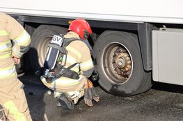 Vrachtauto in de problemen geraakt op snelweg bij Blaricum, brandweer ter plaatse