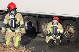Vrachtauto in de problemen geraakt op snelweg bij Blaricum, brandweer ter plaatse