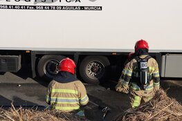 Vrachtauto in de problemen geraakt op snelweg bij Blaricum, brandweer ter plaatse
