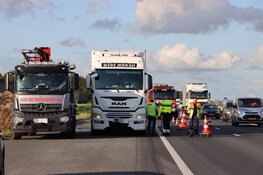 Vrachtauto in de problemen geraakt op snelweg bij Blaricum, brandweer ter plaatse