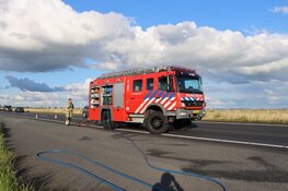 Vrachtauto in de problemen geraakt op snelweg bij Blaricum, brandweer ter plaatse