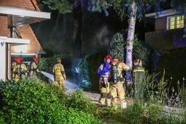 Bewoners voorkomen dat brandende heg overslaat naar schuur