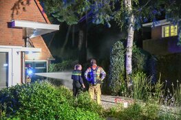 Bewoners voorkomen dat brandende heg overslaat naar schuur