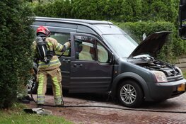 Auto raakt zwaar beschadigd na brand