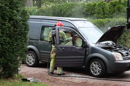 Auto raakt zwaar beschadigd na brand