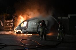 Brandende bestelbus zorgt voor veel schade in Hilversum