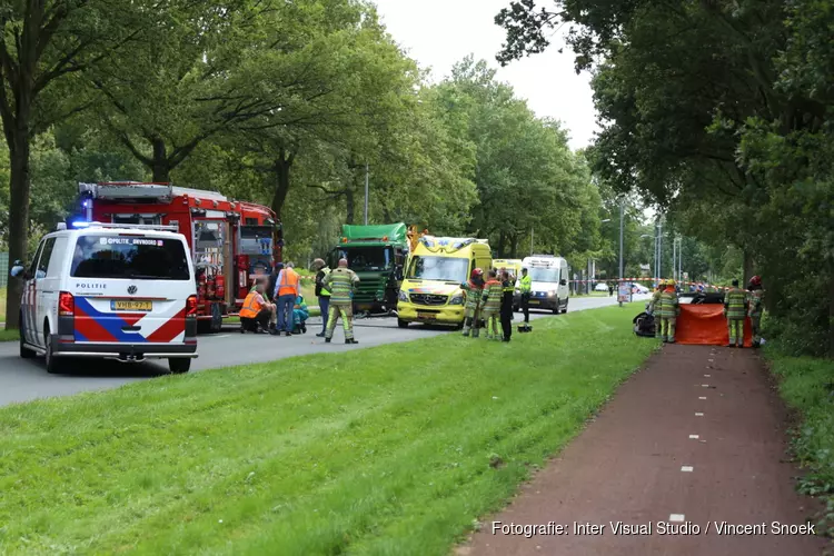 Automobilist ernstig gewond geraakt bij botsing met vrachtwagen in Huizen