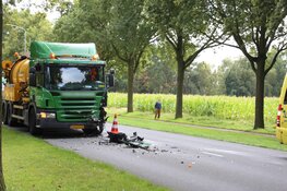 Automobilist ernstig gewond geraakt bij botsing met vrachtwagen in Huizen