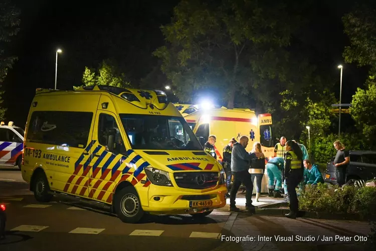 Scooterrijder zwaargewond bij val met scooter op rotonde Laren