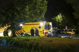 Scooterrijder zwaargewond bij val met scooter op rotonde Laren