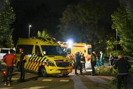 Scooterrijder zwaargewond bij val met scooter op rotonde Laren