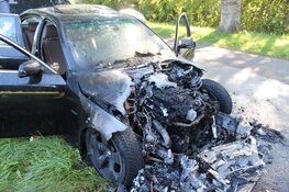 Voertuig vliegt in brand tijdens rijden