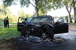 Voertuig vliegt in brand tijdens rijden
