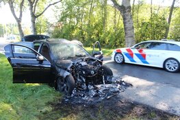 Voertuig vliegt in brand tijdens rijden
