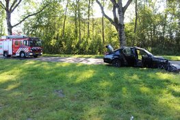 Voertuig vliegt in brand tijdens rijden