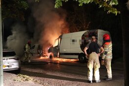 Verwoestende brand in Naarden; twee auto's total-loss