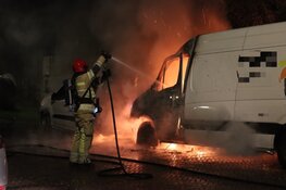 Verwoestende brand in Naarden; twee auto&#39;s total-loss