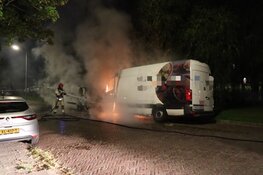 Verwoestende brand in Naarden; twee auto&#39;s total-loss