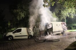 Verwoestende brand in Naarden; twee auto&#39;s total-loss