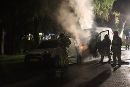 Verwoestende brand in Naarden; twee auto&#39;s total-loss