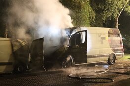 Verwoestende brand in Naarden; twee auto&#39;s total-loss