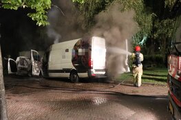 Verwoestende brand in Naarden; twee auto&#39;s total-loss