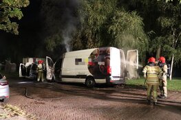 Verwoestende brand in Naarden; twee auto&#39;s total-loss