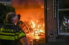 Korte felle brand onder carport van woning in Hilversum