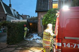 Korte felle brand onder carport van woning in Hilversum