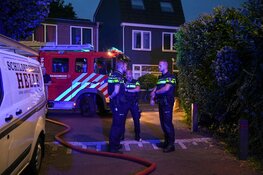 Korte felle brand onder carport van woning in Hilversum