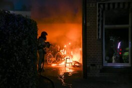 Korte felle brand onder carport van woning in Hilversum