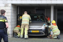 Vrouw komt klem te zitten tussen autodeur