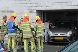 Vrouw komt klem te zitten tussen autodeur