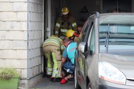 Vrouw komt klem te zitten tussen autodeur