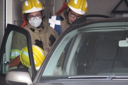 Vrouw komt klem te zitten tussen autodeur