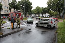 Brandstof op wegdek na botsing in Huizen