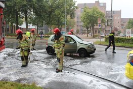 Brandstof op wegdek na botsing in Huizen