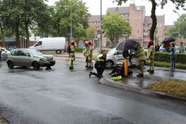 Brandstof op wegdek na botsing in Huizen