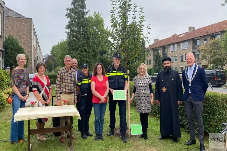 Inwoners Gooise Meren reiken Vredesprijs uit aan politie