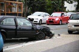 Meisje gewond na aanrijding tussen twee personenauto&#39;s