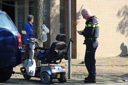 Ongeval in Huizen, man op scootmobiel aangereden