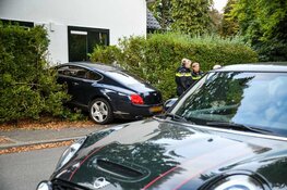 Bestuurder Bentley trapt per ongeluk gas in, auto belandt in heg in Hilversum