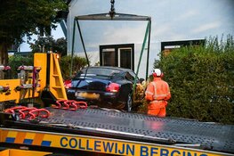 Bestuurder Bentley trapt per ongeluk gas in, auto belandt in heg in Hilversum