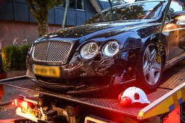 Bestuurder Bentley trapt per ongeluk gas in, auto belandt in heg in Hilversum