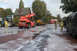 Achteras van trailer breekt af in Eemnes: grote ravage