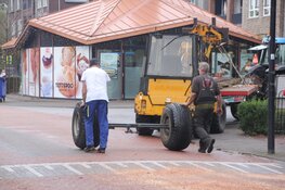 Achteras van trailer breekt af in Eemnes: grote ravage