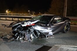 Ferrari crasht op A1 bij Naarden, bestuurder spoorloos
