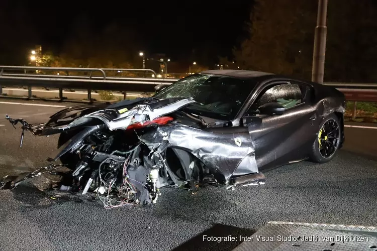 Ferrari crasht op A1 bij Naarden, bestuurder spoorloos