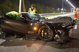 Ferrari crasht op A1 bij Naarden, bestuurder spoorloos